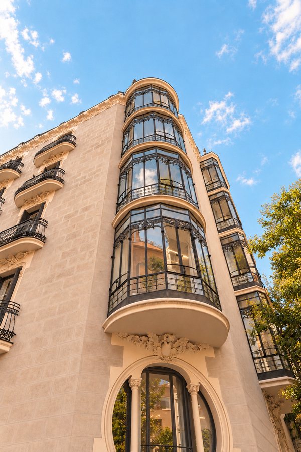 Esquina de Casa Ayala vista desde abajo, con sus miradores y el cielo de Madrid