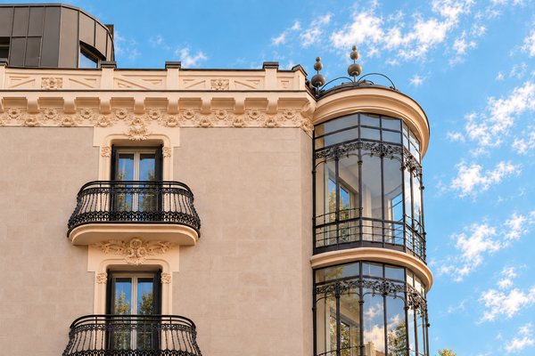 Balcones de forja y mirador acristalado de Casa Ayala contra el cielo