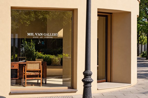 Escaparate de una galería de diseño en una esquina del Barrio de Salamanca