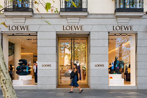 Escaparates de una tienda de moda bajo los soportales de piedra del Barrio de Salamanca