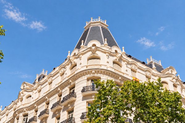 Cúpula y miradores de un edificio señorial del barrio entre los árboles