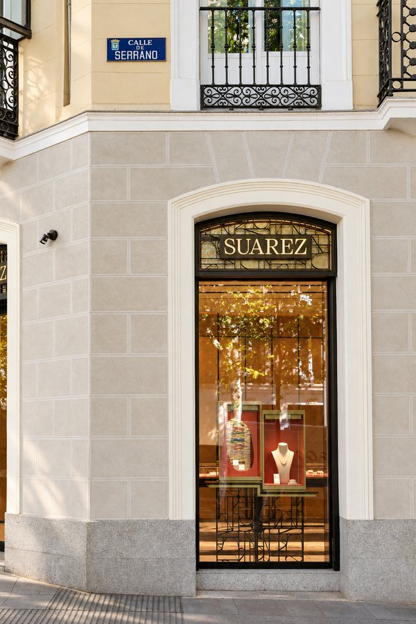Escaparate de joyería con arco de piedra en una esquina de la calle de Serrano
