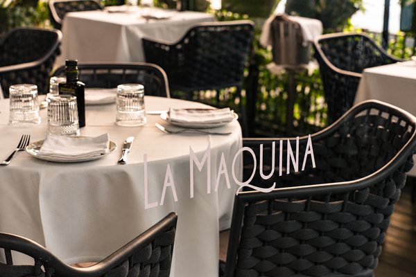 Mesa de restaurante preparada en una terraza del Barrio de Salamanca