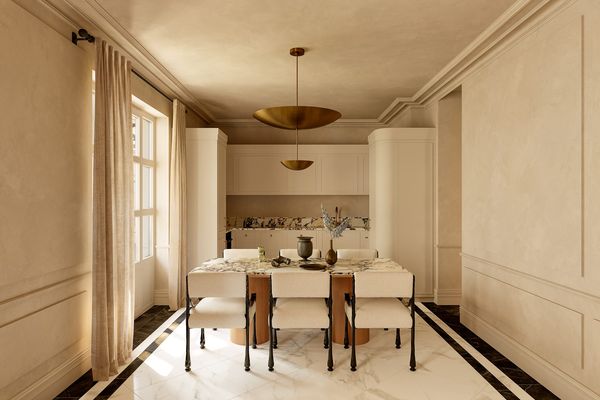 Comedor de una vivienda de Casa Ayala con lámpara de latón y suelo de mármol